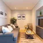 Contemporary Central Apt. Between Beach And City.