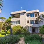 Contemporary Central Apt. Between Beach And City.