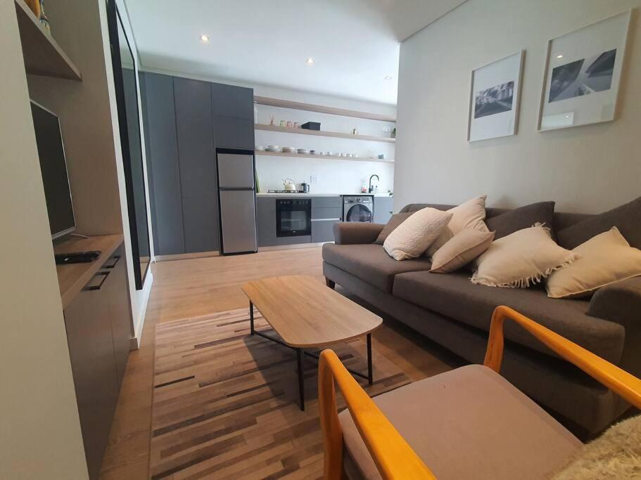 Contemporary Apt. Between And City. Cape Town