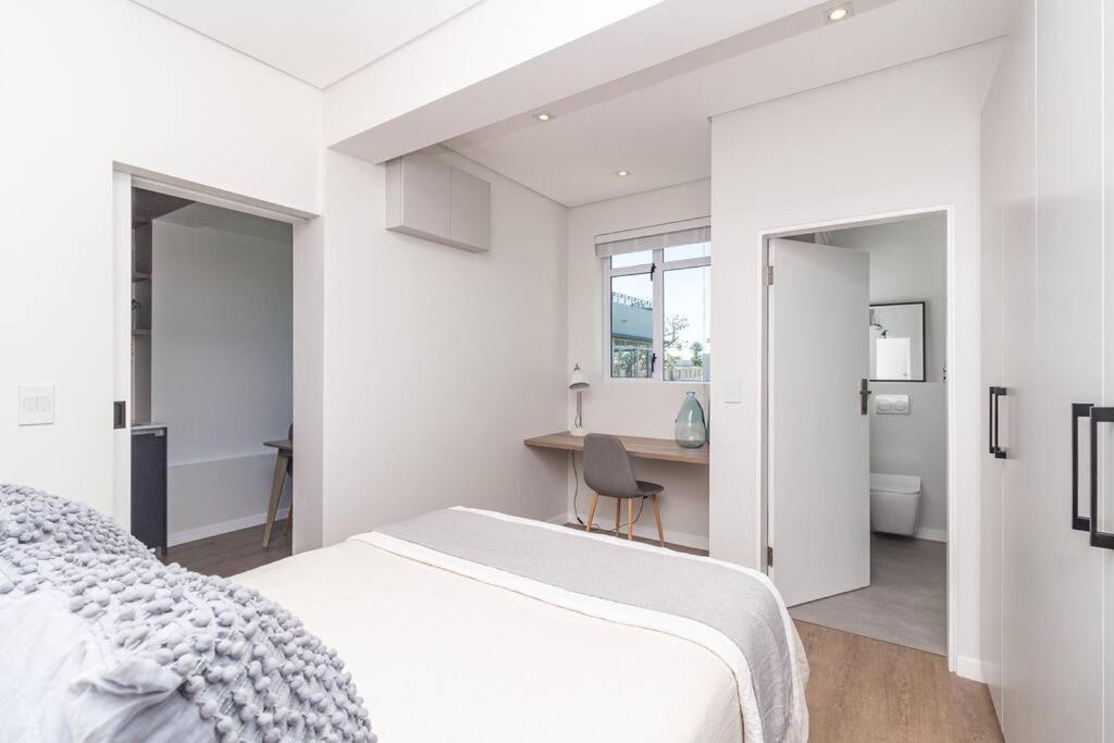 Contemporary Apt. Between And City. Apartment