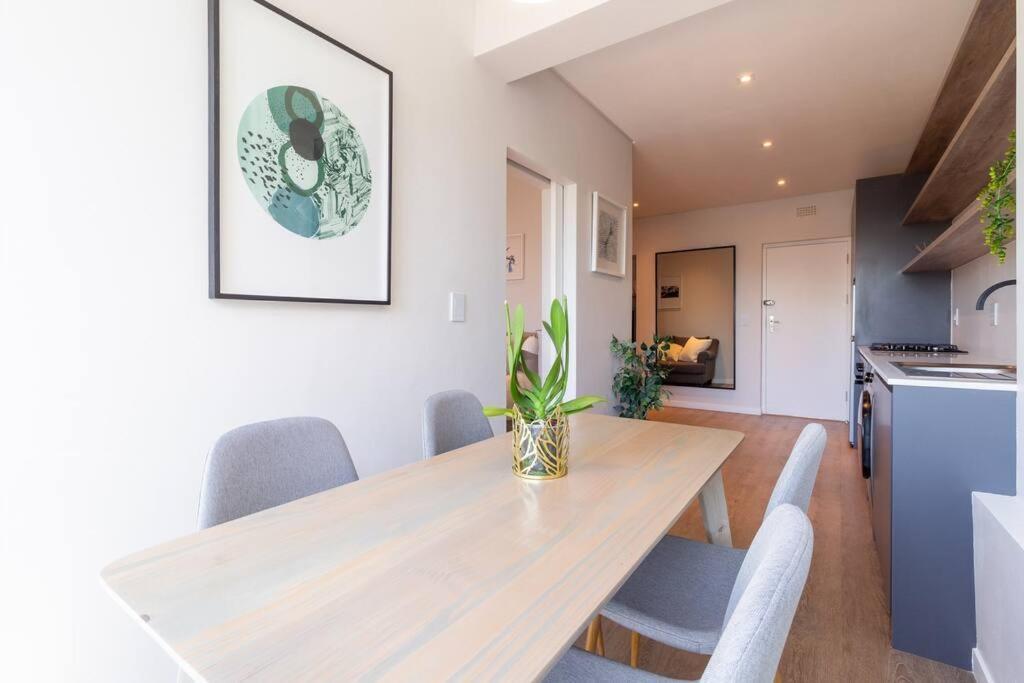 Contemporary Apt. Between And City. Apartment *