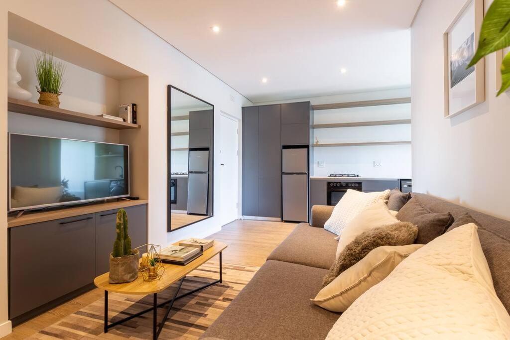 Apartment Contemporary Apt. Between And City.
